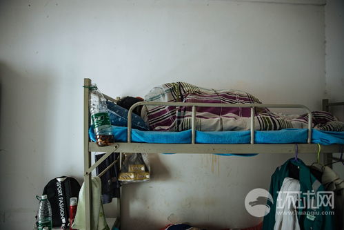 武汉富士康招聘现场 求职者冒雨排队面试 住宿服务成关注焦点